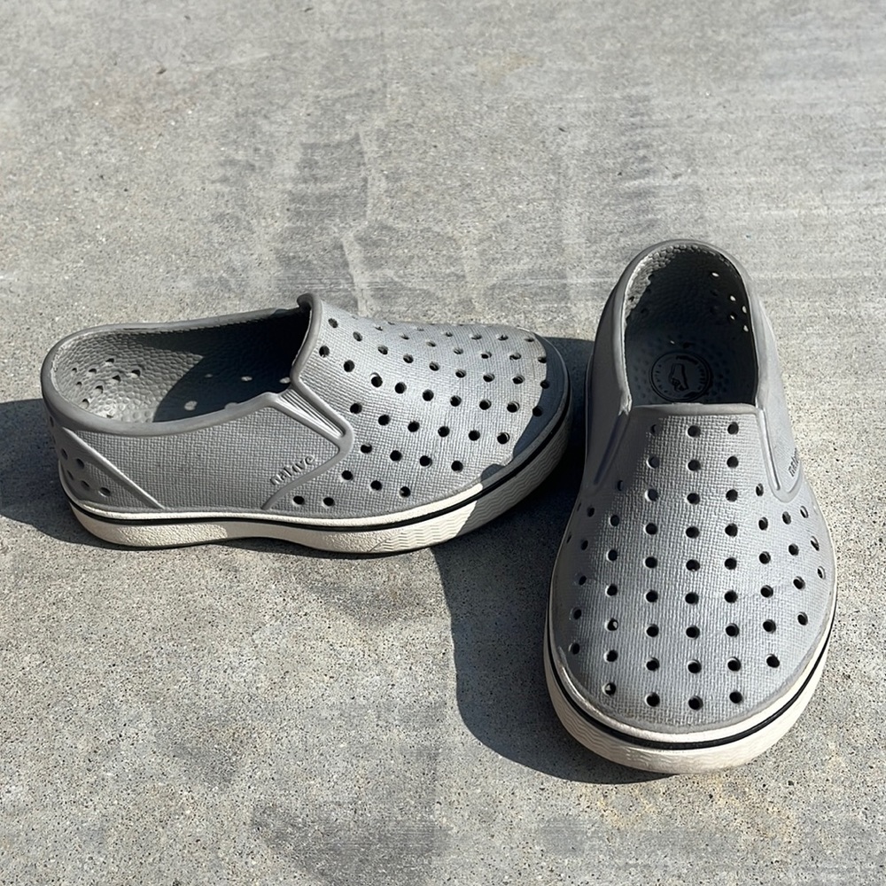 Native toddler size 7 shoes